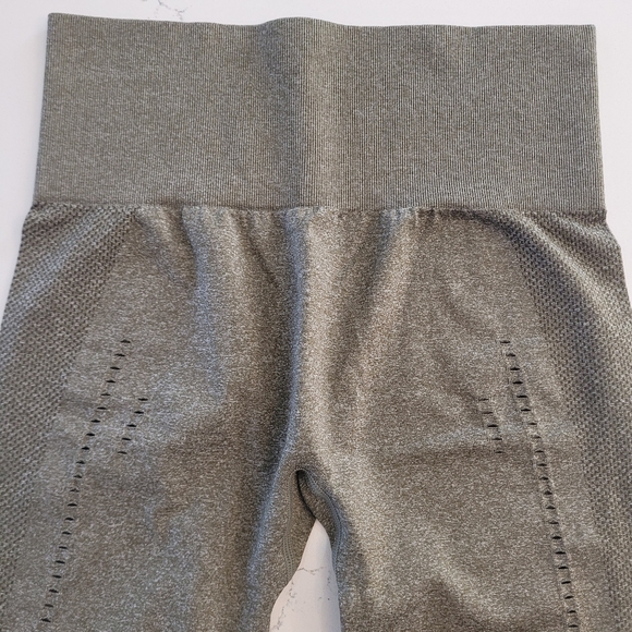 Yoga pants and bra set - size Medium - Picture 11 of 16